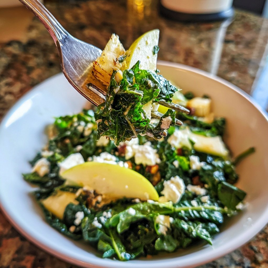 Grünkohlsalat mit Apfel und Feta